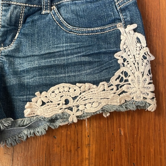 jean shorts, BONGO, size 0 - Picture 3 of 5
